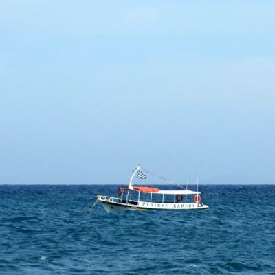 With these boats you can go from Kamari to Perissa several times a day
