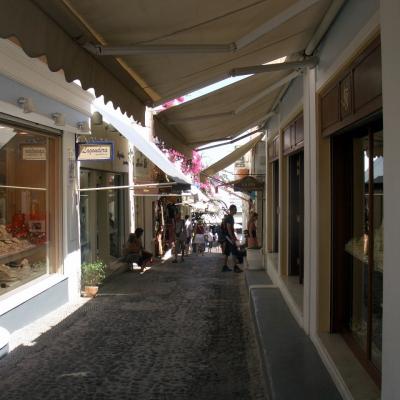 Jewelry stores in the alleys of Fira