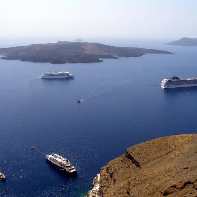 Blick auf die Insel Nea Kameni und das tolle blaue Mittelmeer mit Kreuzfahrtschiffen vor santorini