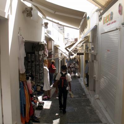 Even the alleys of Fira can be empty sometimes. Especially at 30 degrees at lunchtime.