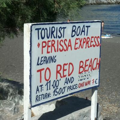 Von Perissa gibt es kleine Boote zum Red Beach